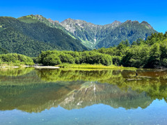 夏の上高地　大正池湖畔から見る穂高連峰
