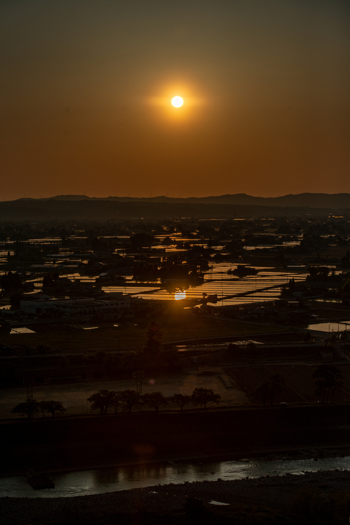 三条山中腹よりの散居村夕景眺望