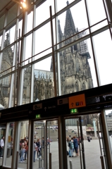 ドイツ＆ベルギーの旅　駅舎内から見るケルン大聖堂