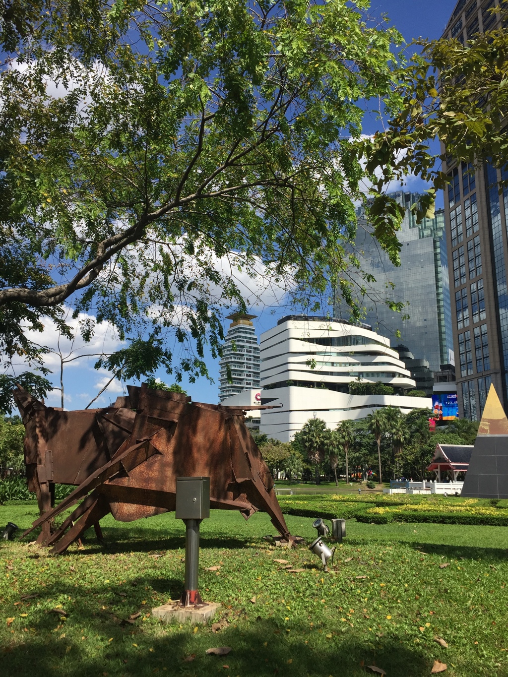 ベンチャリシ公園から見るエムクオーティエ（EmQuartier）