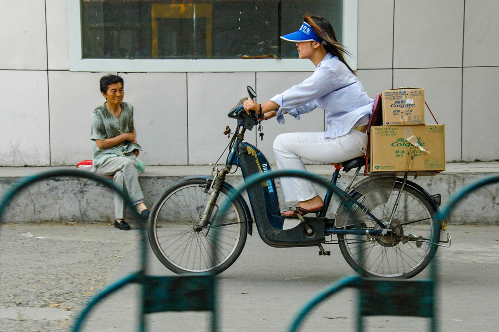 2006年中国の旅１　ここでも電動自転車…＠河南省 焦作