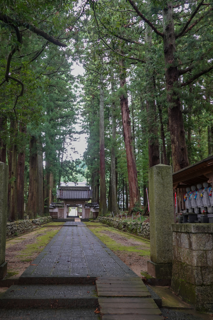 眼目山立山寺 三門へ･･･