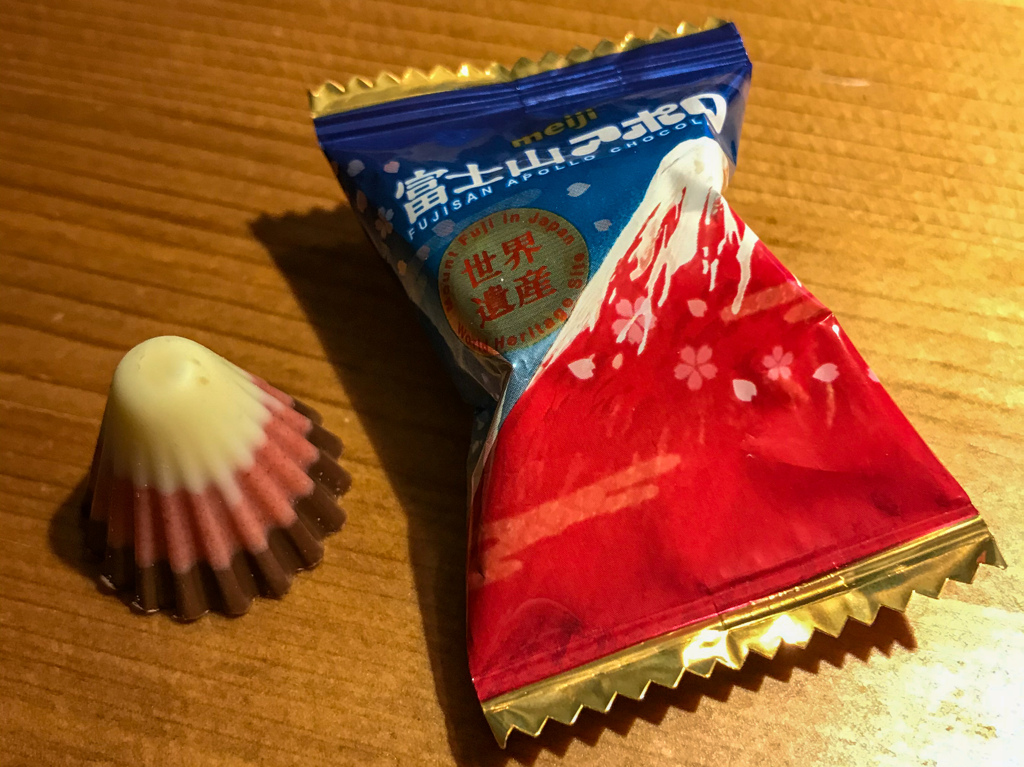 日本土産 meiji富士山アポロ＠ボン