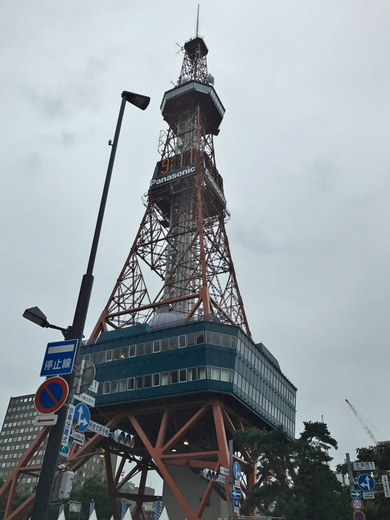 雨のさっぽろテレビ塔