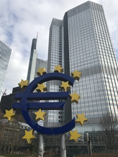 欧州中央銀行まえ