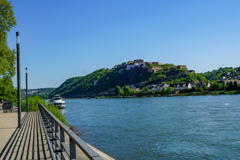 ライン川対岸にエーレンブライトシュタイン要塞