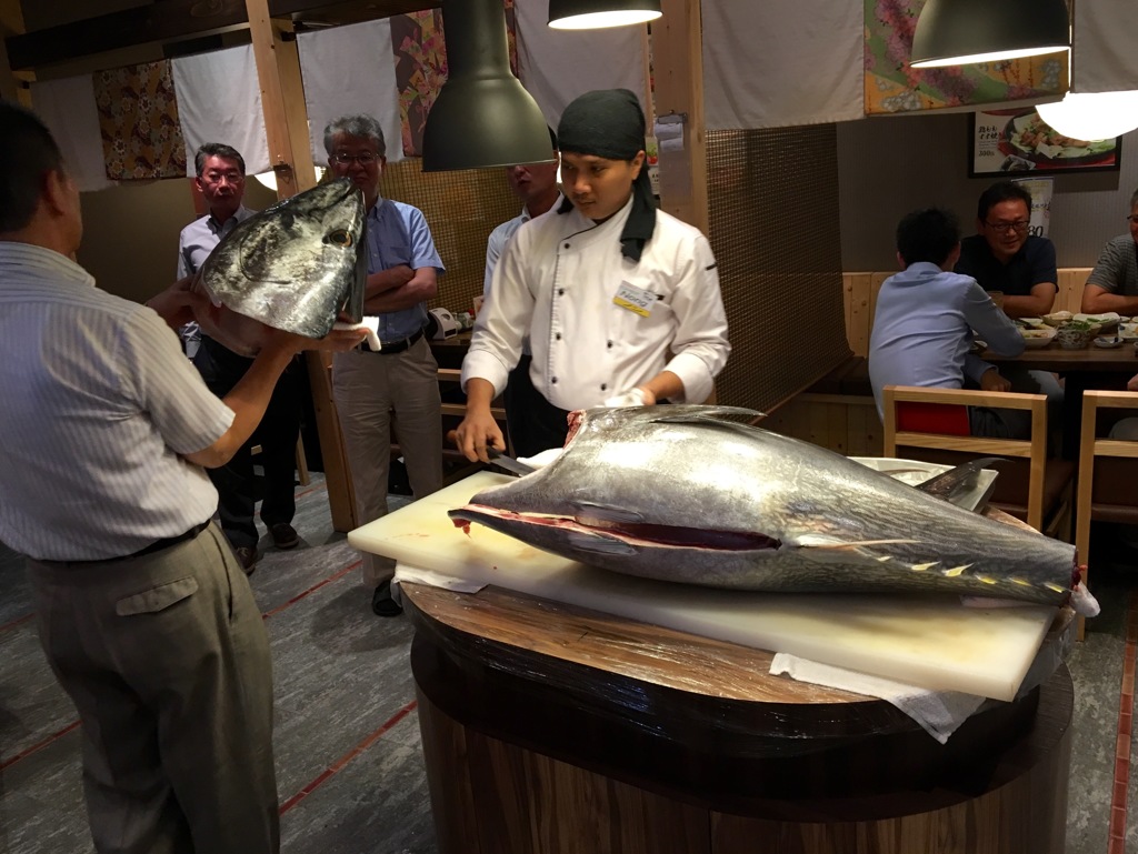 バンコクでマグロ解体ショー