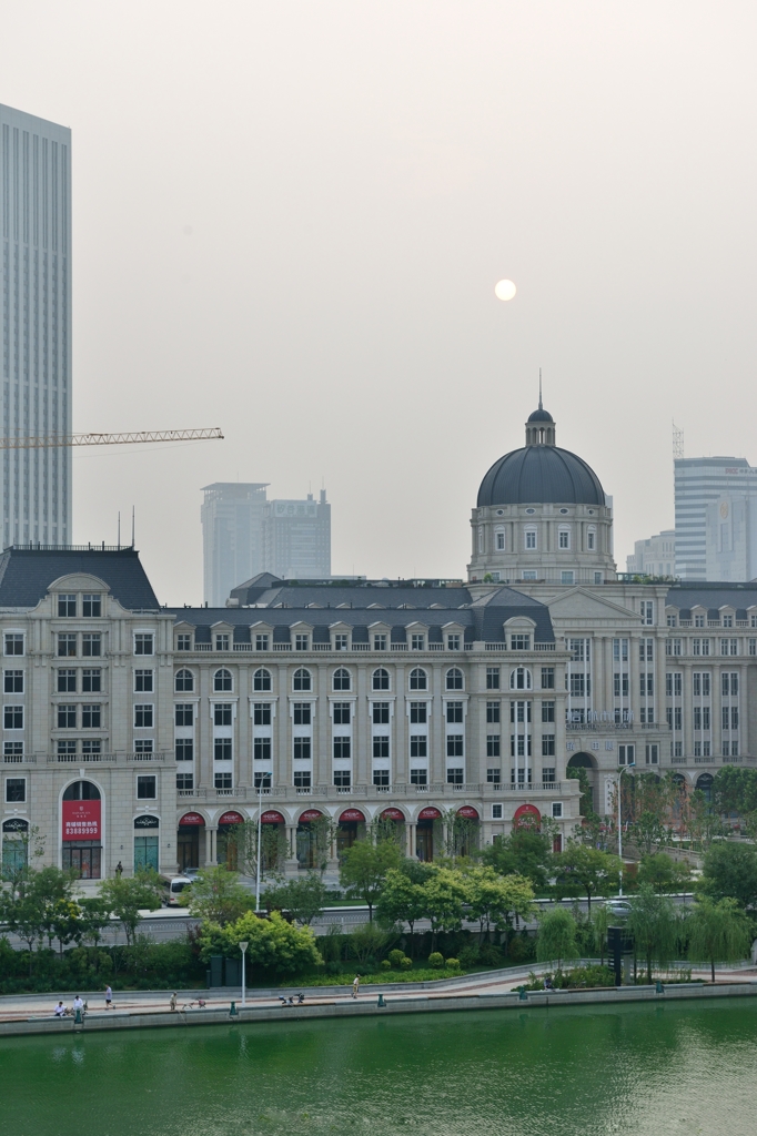 中国の旅　霞む朝日