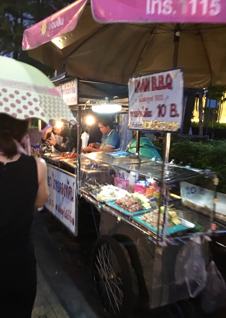バンコク夕方 屋台花盛り