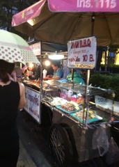 バンコク夕方 屋台花盛り