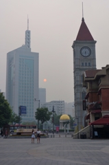 中国の旅　大都会天津の空に霞む夕陽