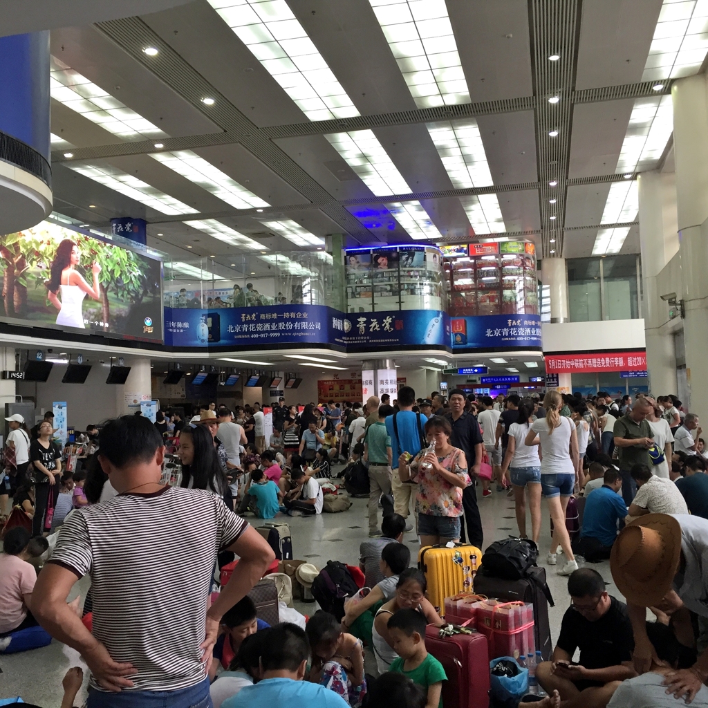 中国の旅　ごった返す北京南苑空港ロビー