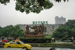 2006年中国の旅１　重慶市体育館前の「賀龍和運動員凋像」＠重慶