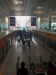 中国の旅　北京首都国際空港入国完了　シャトル電車へ