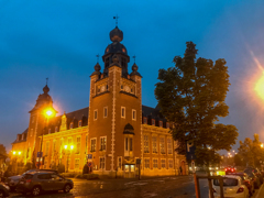 夜のデュフェル市庁舎