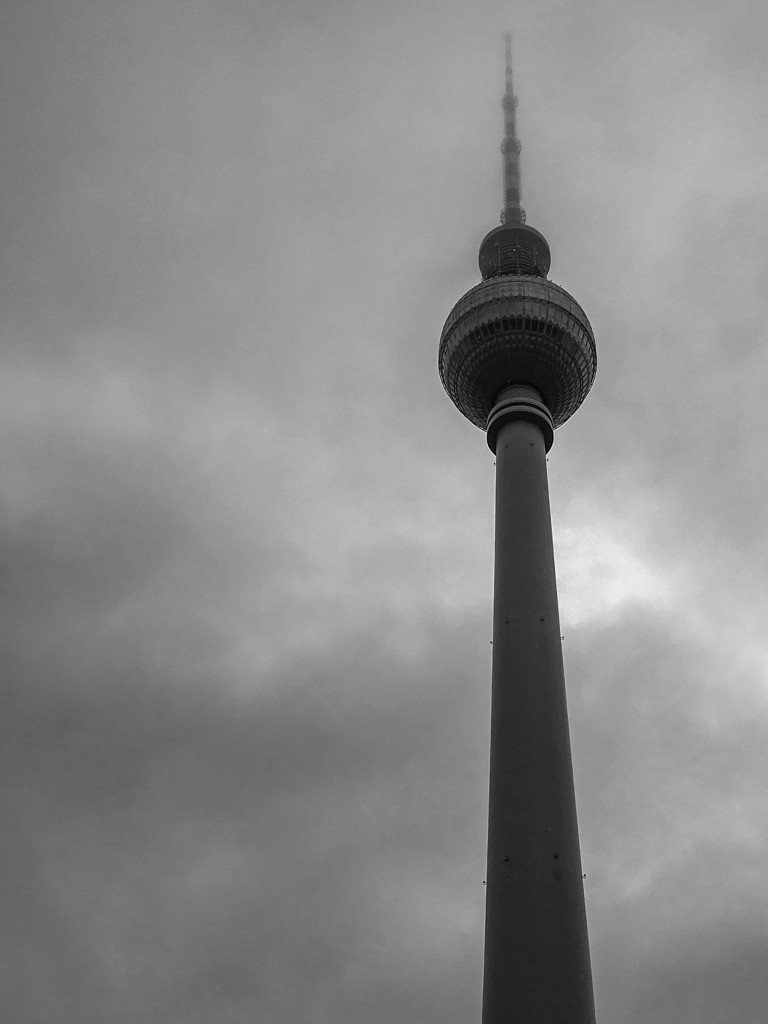 BW見上げる世界 雲を突く！ベルリンテレビ塔＠ベルリン