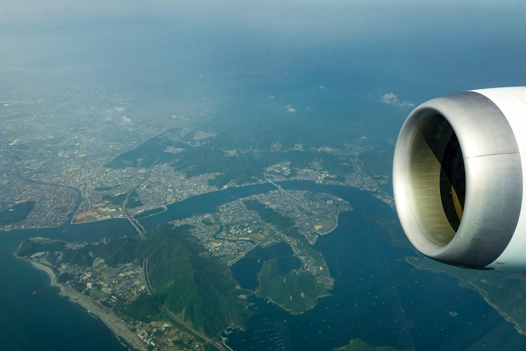 着陸態勢へ　鳴門海峡上空