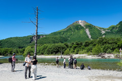 夏の上高地　大正池越しに見る焼岳