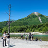 夏の上高地　大正池越しに見る焼岳