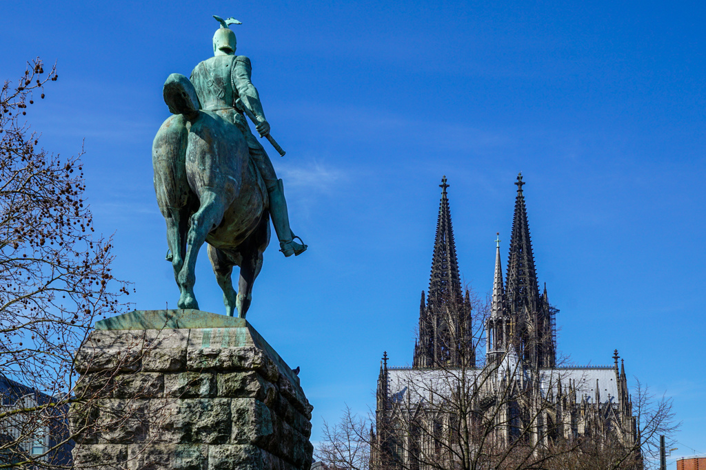 皇帝ヴィルヘルム2世騎馬像とケルン大聖堂 ＠ケルン