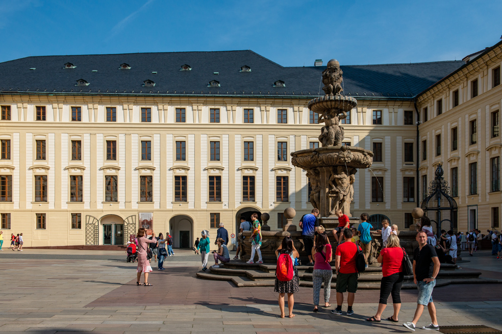 コール噴水と王宮美術館＠プラハ城