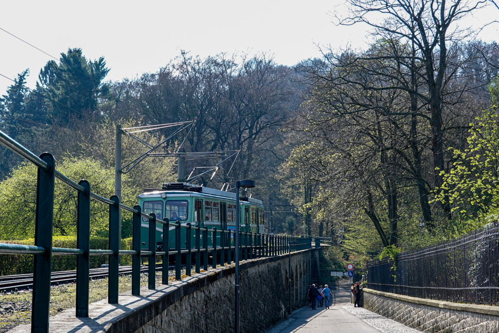 登山電車が行き交う