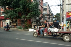 中国の旅　三輪車は重要な交通手段