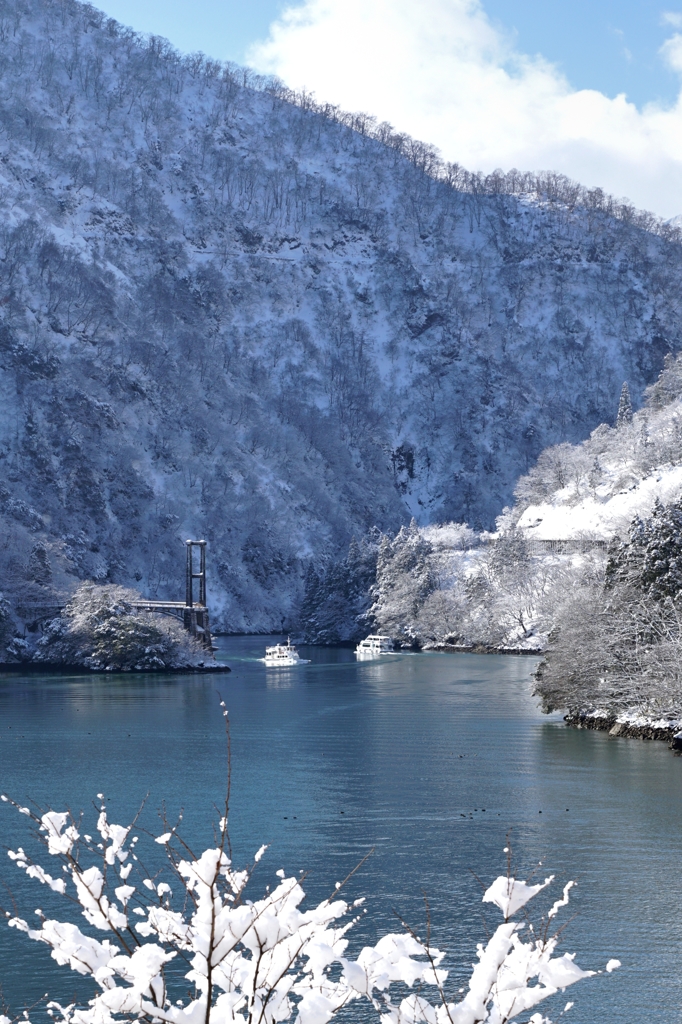 冬の庄川峡　すれ違い