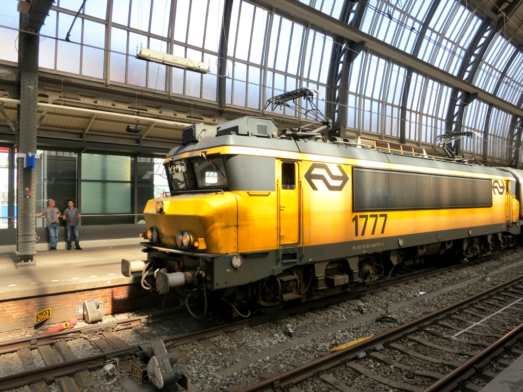 オランダ　アムステルダム中央駅に到着♪