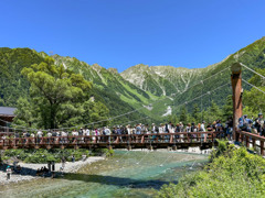 夏の上高地　混雑する河童橋