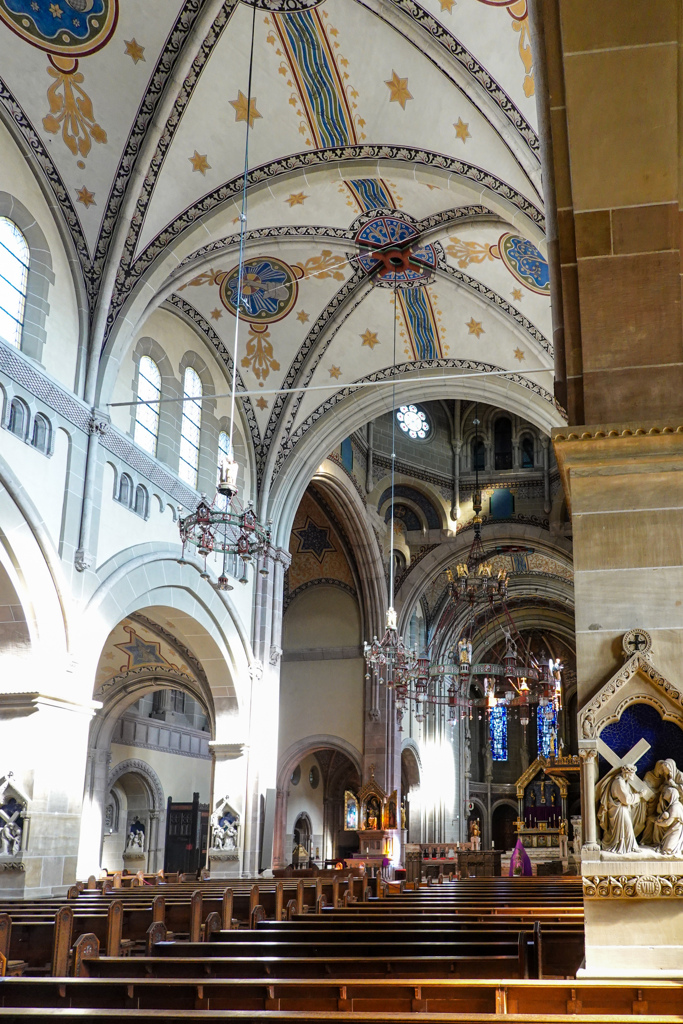 聖エリザベス教会 側廊から見る身廊とヴォールト(天井)＠ボン