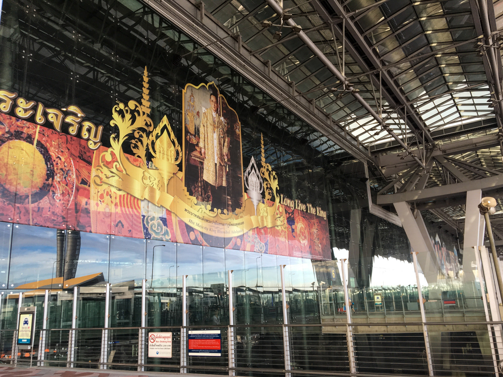 掘出し写真　国王が迎えるスワンナプーム国際空港＠タイ・サムットプラーカーン