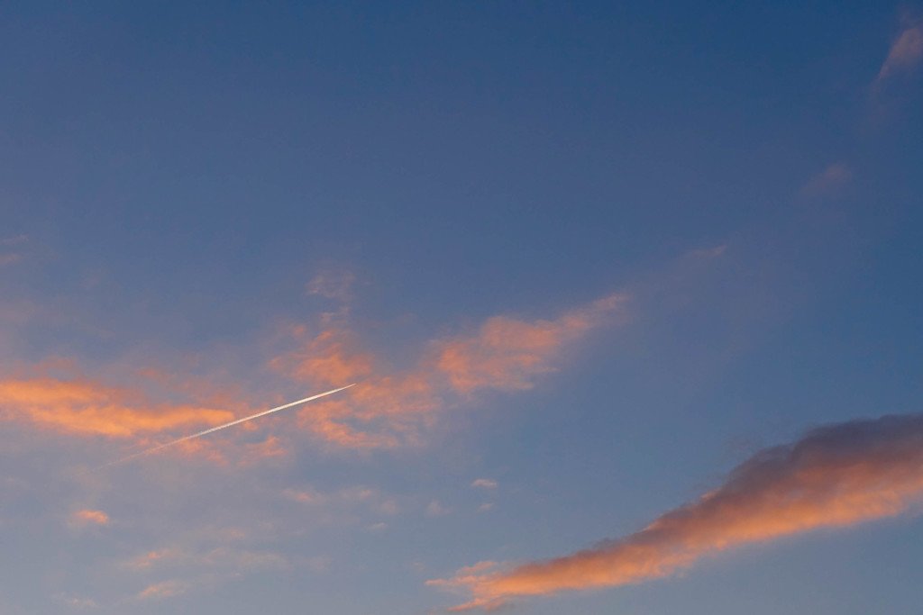 夕焼け雲に飛行機雲