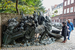 デュッセルドルフが13世紀に自治権を得たことを記念するブロンズ彫刻　その2