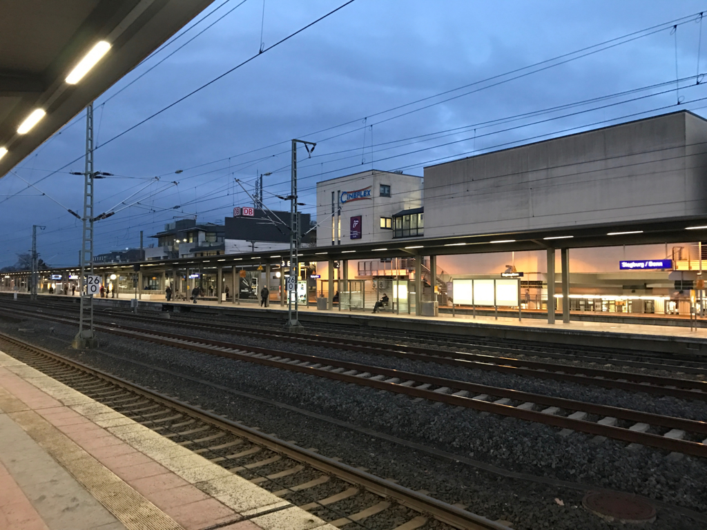 帰国へ　朝8時でもこの暗さ・・・