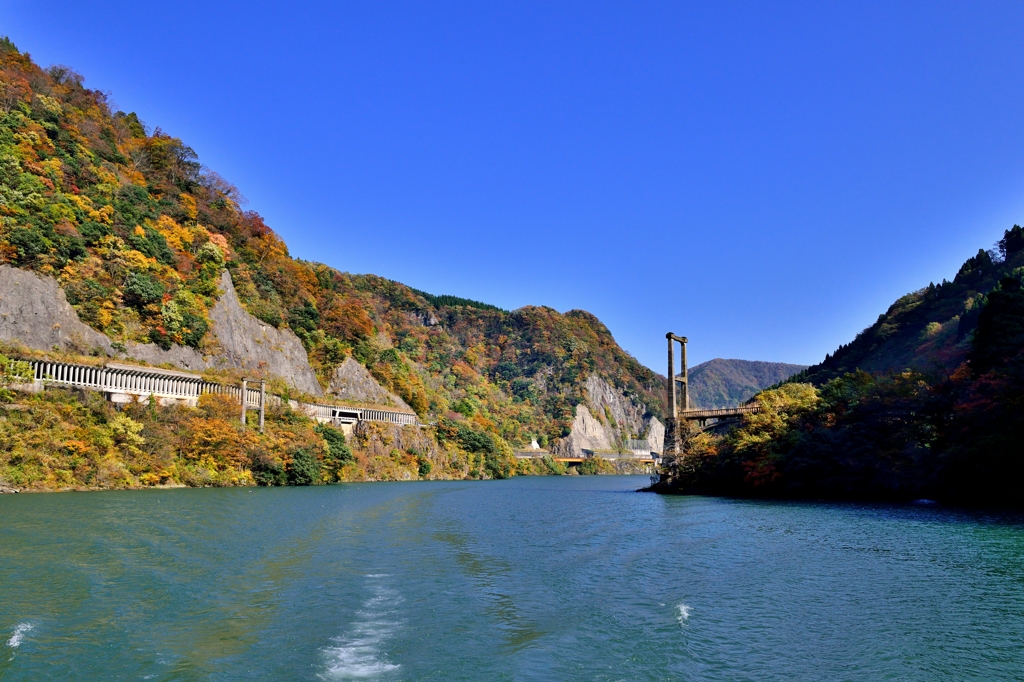 紅秋　庄川峡船の旅４