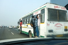 掘出し写真　はみ出しバス運行中＠インド