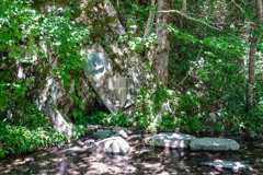 夏の上高地　森影の岩肌に…ウエストン碑