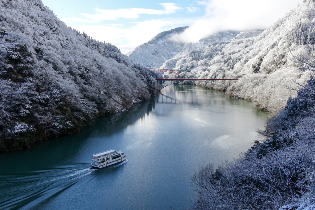 静寂な峡谷に・・・