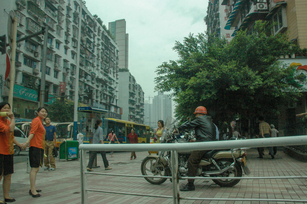 2006年中国の旅１　A区正門前通り＠重慶大学