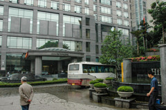 2006年中国の旅１　ホテル前＠重慶　※DSC_3470-CR