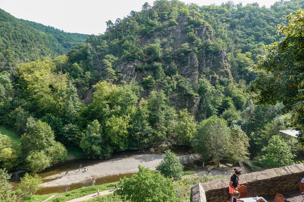 エルツ川と岩山