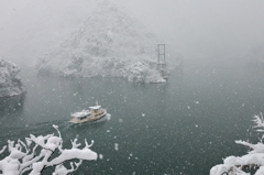 庄川峡雪景色　双竜湖をゆく 