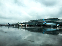 掘出し写真　秋雨に濡れる東京国際空港