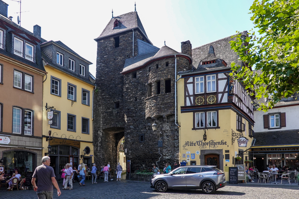 かつての城壁と歴史あるホテル