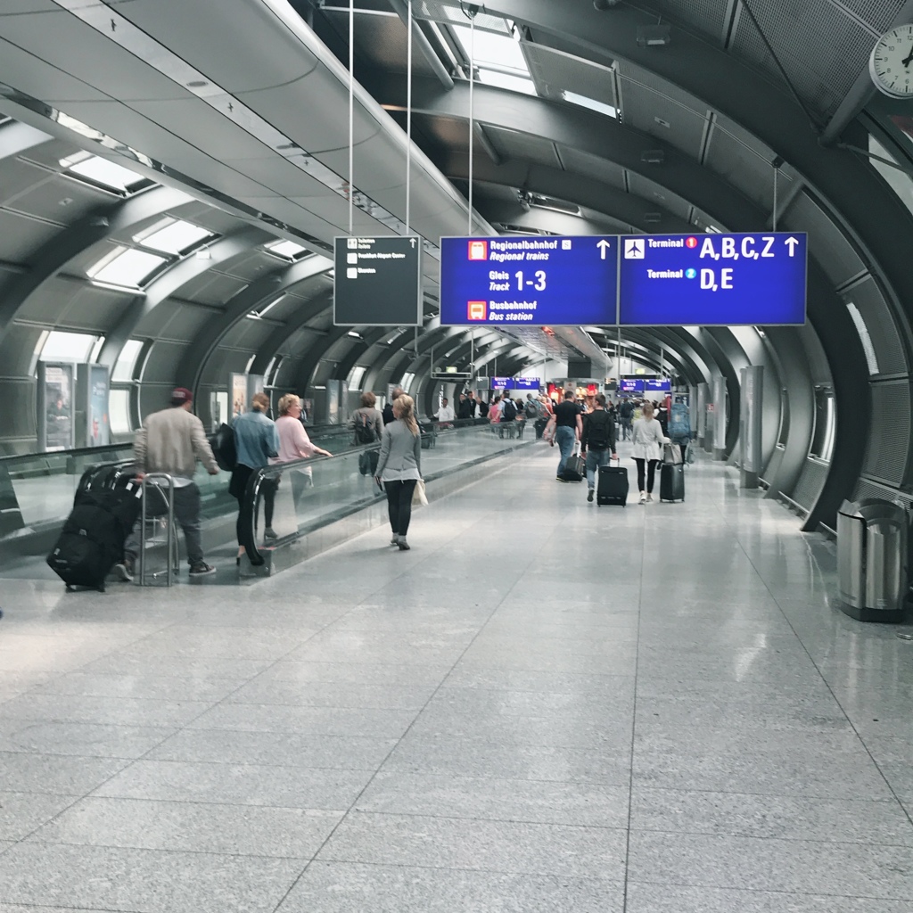 帰国 フランクフルト国際空港駅から空港ターミナルへ