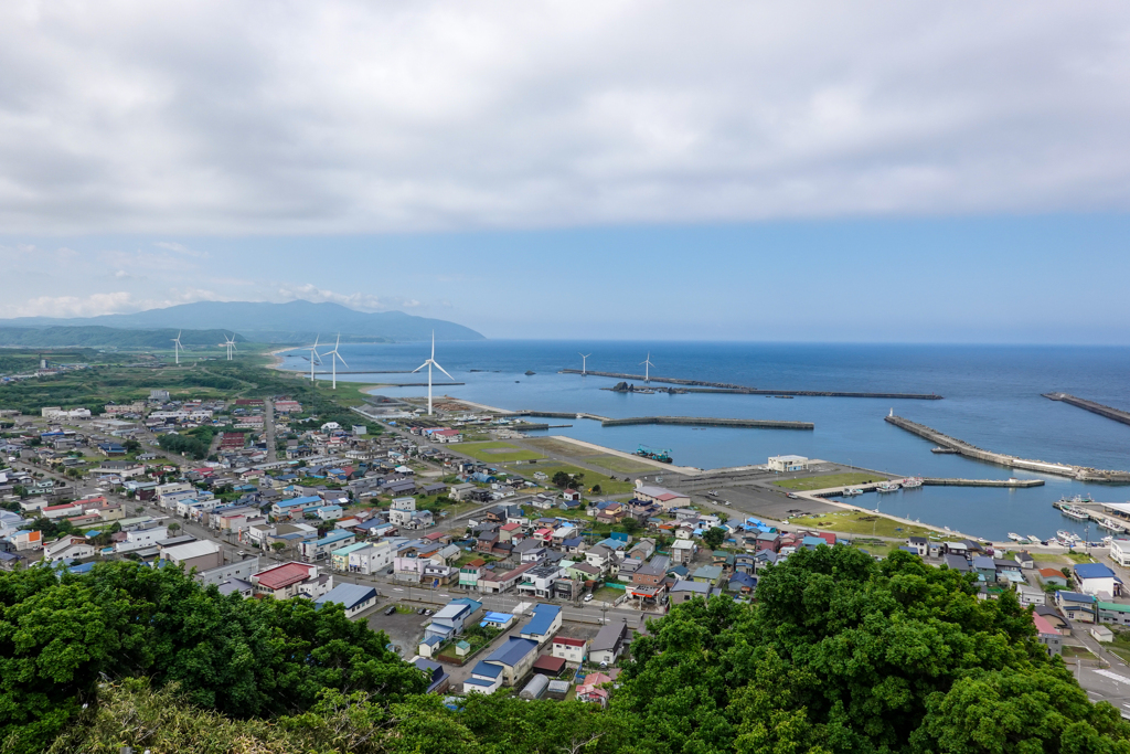 北海道旅行　立象山公園から眺める瀬棚港と霞む奥尻島＠せたな町