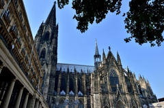 ドイツの旅　ケルン大聖堂　天を突く