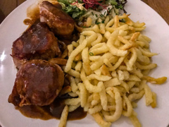 南ドイツ料理　肉＆シュペッツレ