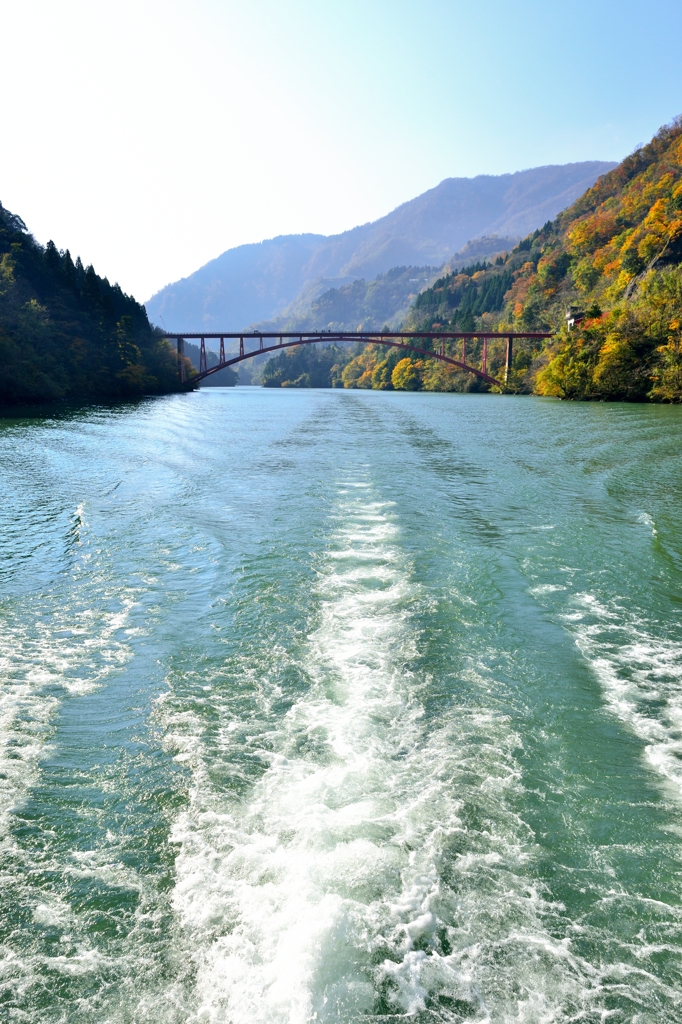 紅秋　庄川峡船の旅９